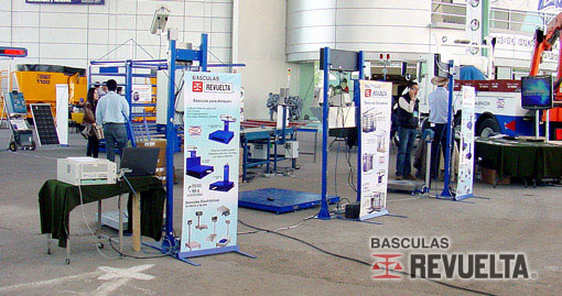 Básculas de Banco y Piso en el Stand de Básculas REVUELTA