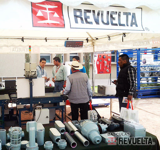 Atención personalizada a los asistentes en el Estand de Básculas REVUELTA