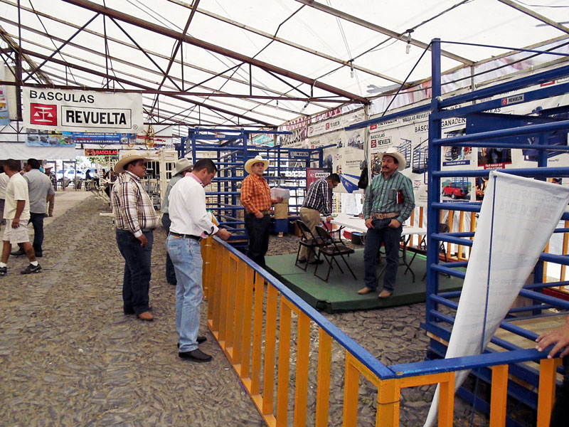 Los asistentes en el stand de Básculas REVUELTA.