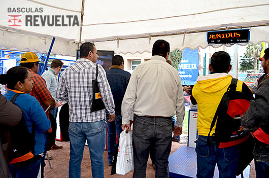 Visitantes al Stand de Grupo REVUELTA.