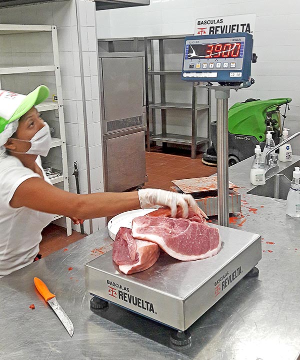 Báscula REVUELTA® modelo ERP-2 serie 310 en el pesaje de los ingredientes