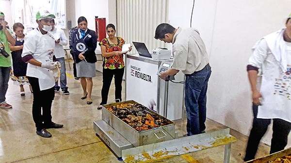 Personal de Básculas Revuelta participando en labores de registro de pesaje