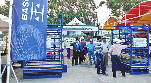 Atendiendo a todos los visitantes a nuestro Stand en la edición anterior de 2015