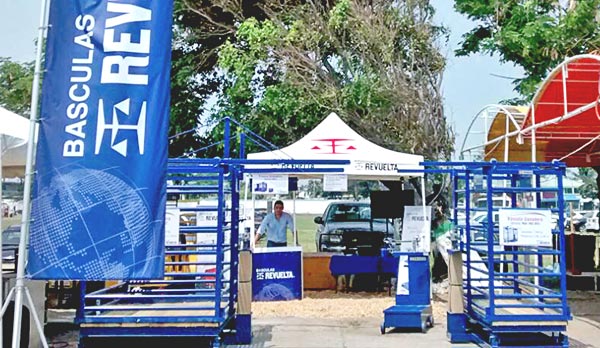Stand de Básculas REVUELTA® en la Expo Feria Regional Ganadera Ylang Ylang 2015