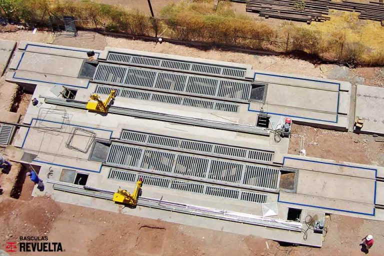 Báscula de Ferrocarril. Vista aérea de 2 básculas de ferrocarril modulares en paralelo con foso de captación de granos entre módulos de pesaje.